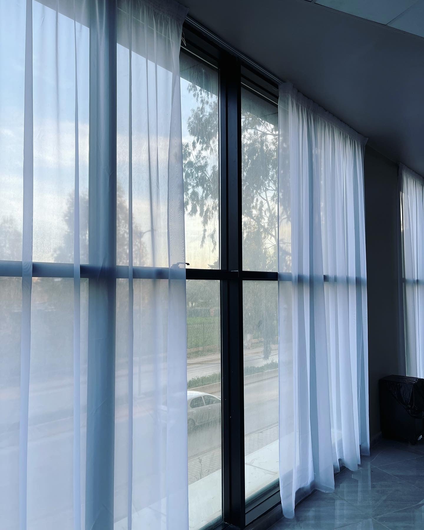 Voilage uni élégant , parfait pour créer une atmosphère douce et apaisante dans n’importe quelle pièce.